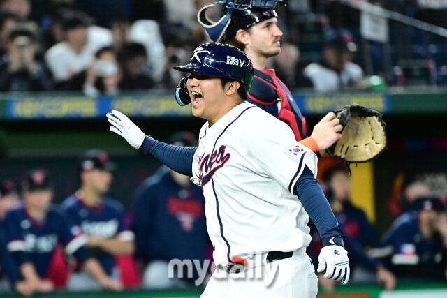 5일 일본 도쿄돔에서 열린 2026 월드 베이스볼 클래식(WBC) 조별리그 한국-체코 경기. 문보경이 1회말 1사 만루에 홈런을 친 후 기뻐하고 있다./도쿄(일본)=한혁승 기자 hanfoto@mydaily.co.kr