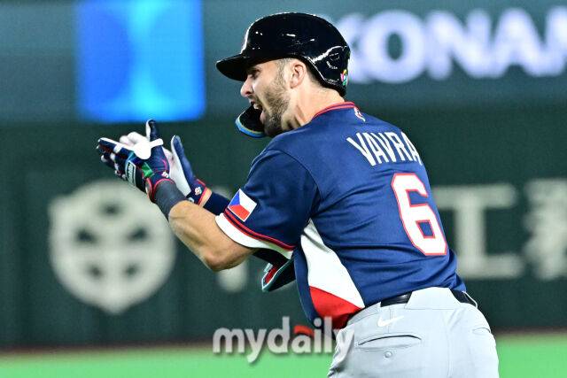 5일 일본 도쿄돔에서 열린 2026 월드 베이스볼 클래식(WBC) 조별리그 한국-체코 경기. 체코 바브라가 5회초 1사 1-2루에 한국 정우주에게 쓰리런을 친 후 기뻐하고 있다.도쿄(일본)=한혁승 기자 hanfoto@mydaily.co.kr