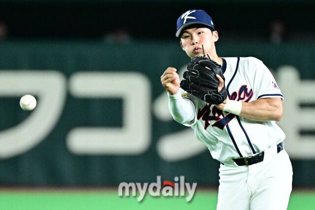 5일 일본 도쿄돔에서 열린 2026 월드 베이스볼 클래식(WBC) 조별리그 한국-체코 경기. 김혜성이 3회초 2사 체코 바브라 타구를 잡아 아웃시키고 있다./도쿄(일본)=한혁승 기자