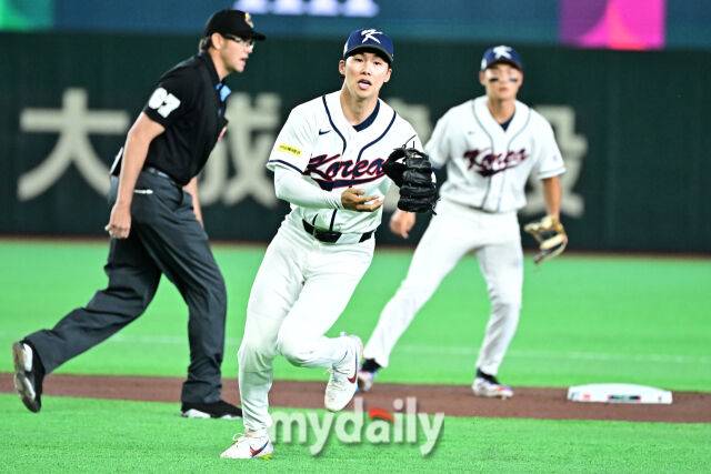 5일 일본 도쿄돔에서 열린 2026 월드 베이스볼 클래식(WBC) 조별리그 한국-체코 경기. 김혜성이 1회초 1사 1루에 체코 체르벤카의 타구를 잡아 병살 처리했다./도쿄(일본)=한혁승 기자