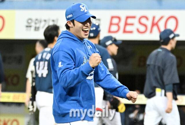 7일 오후 대구광역시 수성구 대구삼성라이온즈파크에서 진행된 '2025 프로야구 KBO리그 포스트시즌' 와일드카드 결정전 1차전 삼성라이온즈와 NC다이노스의 경기. 삼성 원태인이 3-0으로 승리한 뒤 환호하고 있다./마이데일리