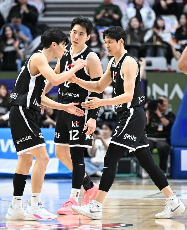 강성욱(왼쪽)과 김선형./KBL