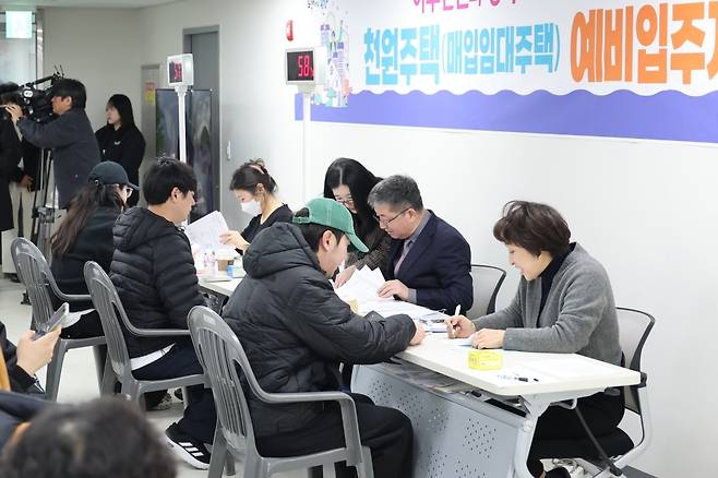 포항시가 청년과 신혼부부의 주거 안정을 위해 추진하는 ‘2026년 포항형 천원주택’ 예비입주자 모집이 접수 첫날부터 뜨거운 관심 속에 순조로운 출발을 알렸다.[포항시 제공]