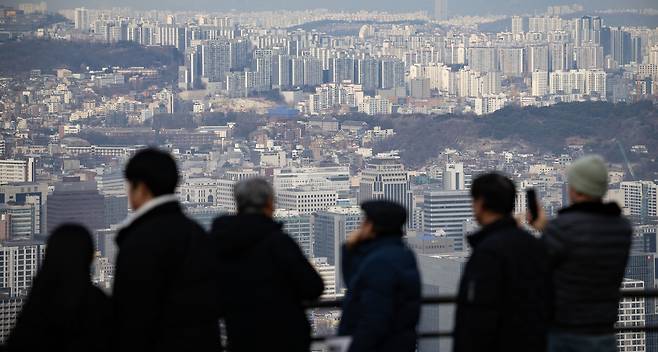 서울 남산에서 바라본 도심 내 주거 지역의 모습. 임세준 기자