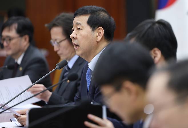 구윤철 경제부총리가 5일 정부서울청사에서 열린 민생물가 특별관리 관계장관 TF 회의에서 발언을 하고 있다.  이날 회의에서는 중동사태에 따른 에너지 가격동향 및 대응방안 등이 논의됐다. [연합]