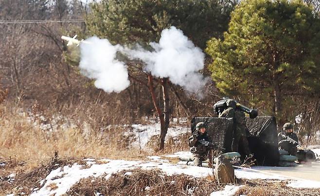 [양구=뉴시스] 14일 육군 제12보병사단은 이날 혹한의 날씨 속에 강원 양구 백두과학화훈련장에서 보병대대에 전력화된 보병용 중거리 유도무기 ‘현궁’ 실사격 훈련에 나섰다 고 밝혔다. 육군 제12보병사단 제공. *재판매 및 DB 금지