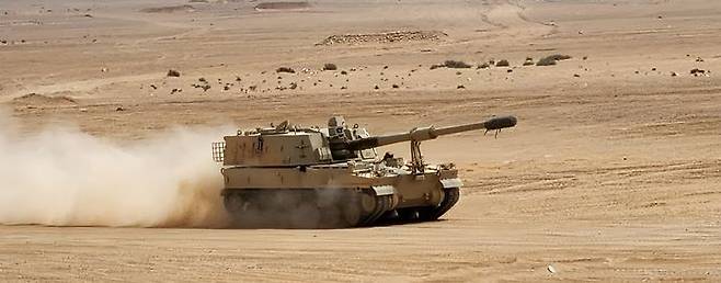 [서울=뉴시스] 중동 사막을 달리고 있는 K9 자주포. (사진=한화에어로스페이스 제공) 2025.2.12. photo@newsis.com *재판매 및 DB 금지