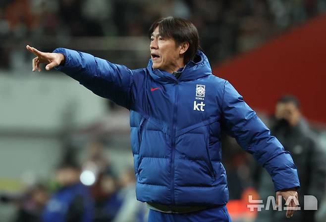 [서울=뉴시스] 황준선 기자 = 18일 오후 서울 마포구 서울월드컵경기장에서 열린 축구 국가대표팀 평가전 대한민국과 가나의 경기, 전반 한국 홍명보 감독이 작전을 지시하고 있다. 2025.11.18. hwang@newsis.com