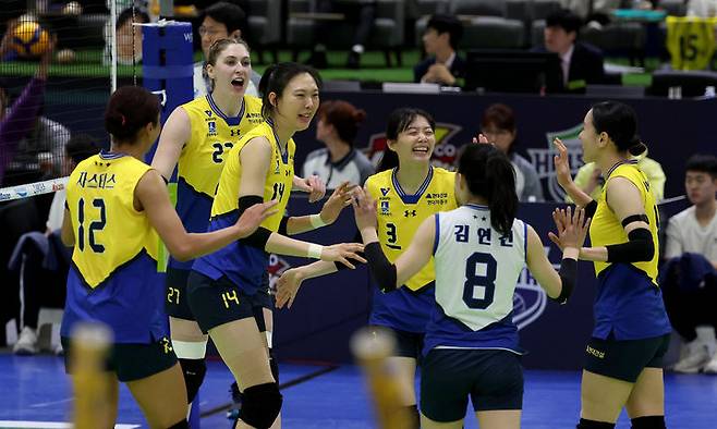 [서울=뉴시스] 이영환 기자 = 5일 수원실내체육관에서 열린 2025-2026 V-리그 여자부 현대건설과 흥국생명과의 경기, 현대건설 양효진과 선수들이 기쁨을 나누고 있다. (사진=현대건설배구단 제공) 2026.03.05. photo@newsis.com *재판매 및 DB 금지