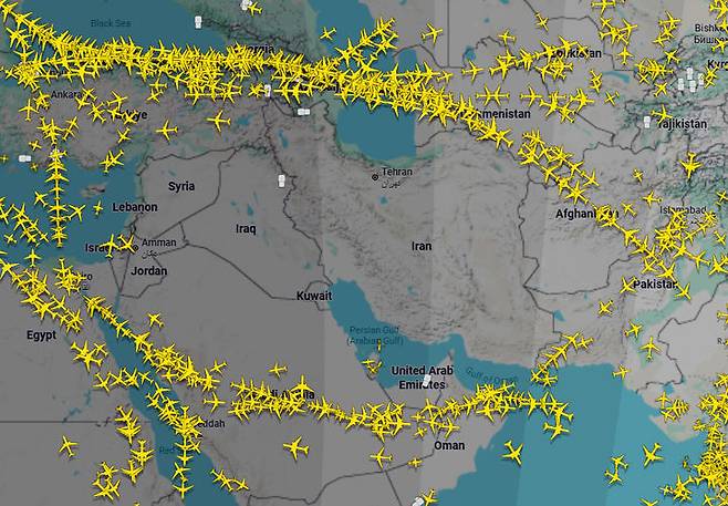 [서울=뉴시스] 미국과 이스라엘의 공격을 받은 이란이 걸프국가의 주요 공항에 공격하면서 항공기 들이 이란 영공을 우회하고 있다. 2026.03.06. (사진=flightradar24 제공) photo@newsis.com *재판매 및 DB 금지