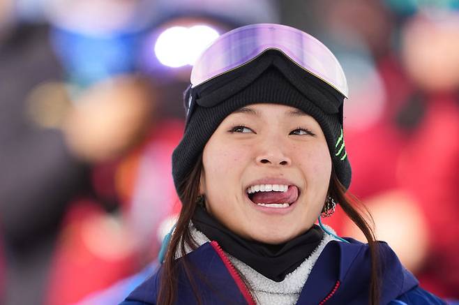 [리비뇨=AP/뉴시스] 클로이 김(미국)이 11일(현지 시간) 이탈리아 리비뇨 스노파크에서 열린 2026 밀라노·코르티나담페초 동계올림픽 스노보드 여자 하프파이프 예선 경기를 마친 후 웃으면서 점수를 확인하고 있다. 클로이 김은 압도적인 실력으로 유일하게 90점을 넘긴 90.25점으로 1위를 기록하며 결선에 올랐다. 2026.02.12.