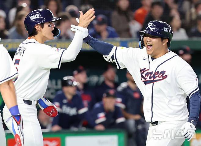 [도쿄=뉴시스] 권창회 기자 = 5일 일본 도쿄돔에서 열린 2026 WBC 조별리그 C조 1차전 한국과 체코와의 경기, 1회말 1사 주자 만루 한국 문보경이 만루홈런을 친 뒤 김도영과 기쁨을 나누고 있다. 2026.03.05. kch0523@newsis.com