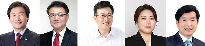 [경산=뉴시스] 경산시장 선거 출마자들. 왼쪽부터 조현일 경산시장, 유윤선 대경대 학장, 이철식 경북도의원, 김기현 전 더불어민주당 경산시지역위원장, 최병국 전 경산시장. 2026.03.06 photo@newsis.com  *재판매 및 DB 금지