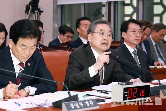 [서울=뉴시스] 고승민 기자 = 조현 외교부 장관이 6일 서울 여의도 국회에서 열린 외교통일위원회 전체회의에서 의원 질의에 답하고 있다. 2026.03.06. kkssmm99@newsis.com