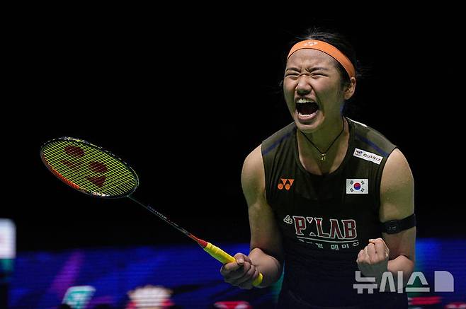 [쿠알라룸프르=AP/뉴시스] 황준선 기자 = 배드민턴 안세영이 11일 말레이시아 쿠알라룸푸르 아시아타 아레나에서 열린 2026 세계배드민턴연맹(BWF) 월드 투어 슈퍼 1000 말레이시아오픈 여자 단식 결승에서 왕즈이(중국)에게 게임 점수 2-0(21-15 24-22)으로 승리한 뒤 기뻐하고 있다. 2026.01.11. hwang@newsis.com