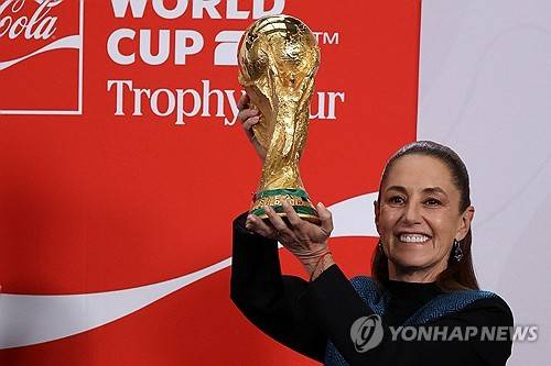 월드컵 트로피 들어 올리는 멕시코 대통령 [로이터 연합뉴스]