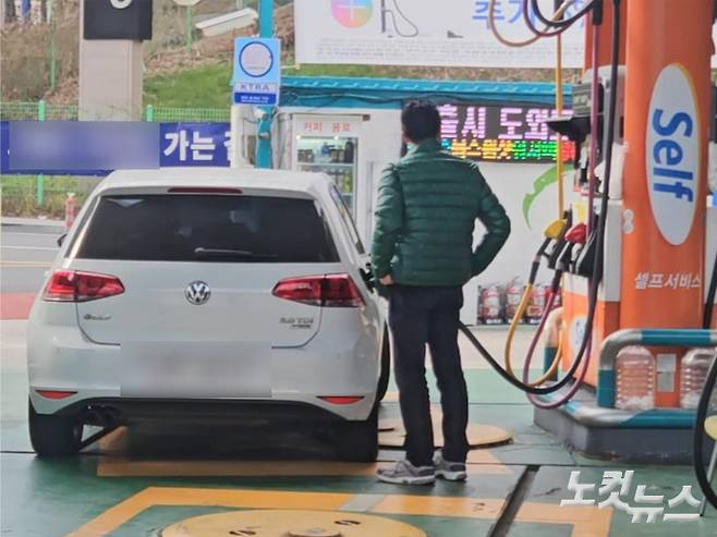 5일 부산 남구의 한 주유소에서 운전자가 주유를 하고 있다. 김혜민 기자