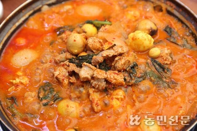 인천 동구 송림동 ‘창석원조닭알탕’에선 신선한 닭 내장으로 만든 탕을 맛볼 수 있다. 인천=김원철 프리랜서 기자