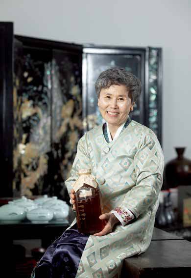 이기숙 명인이 아버지 이경찬 옹이 1980년에 담근 감홍로를 들어보이고 있다. 그에겐 무엇과도 바꿀 수 없는 아버지의 소중한 유산이다.