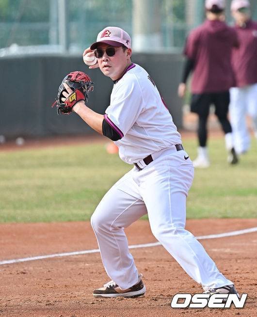 [OSEN=가오슝(대만) , 이석우 기자] 프로야구 키움 히어로즈가 3일(한국시간) 대만 가오슝 국경칭푸야구장에 스프링캠프를 차리고 구슬땀을 흘렸다.키움 히어로즈는 설종진 감독 등 코치진 12명과 선수 48명을 합쳐 총 60명이 참가해 지난달 22일부터 3월 7일까지 45일간 대만 가오슝 국경칭푸야구장에서 전지 훈련을 치르고 있다. 키움 안치홍이 수비 훈련을 하고 있다. / foto0307@osen.co.kr