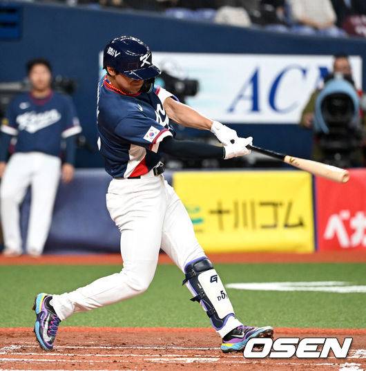 [OSEN=오사카(일본), 손용호 기자] 3일 일본 오사카 교세라돔에서 월드베이스볼클래식(WBC) 공식 연습 경기 한국 야구 대표팀과 오릭스 버팔로스의 경기가 열렸다.우리 대표팀은 연습 경기 2차전을 치른 뒤 5일 일본 도쿄돔에서 체코와 WBC 조별리그 1차전에서 격돌한다.2회초 2사 1,3루에서 한국 김도영이 스리런 홈런을 치고 있다. 2026.03.03 /spjj@osen.co.kr