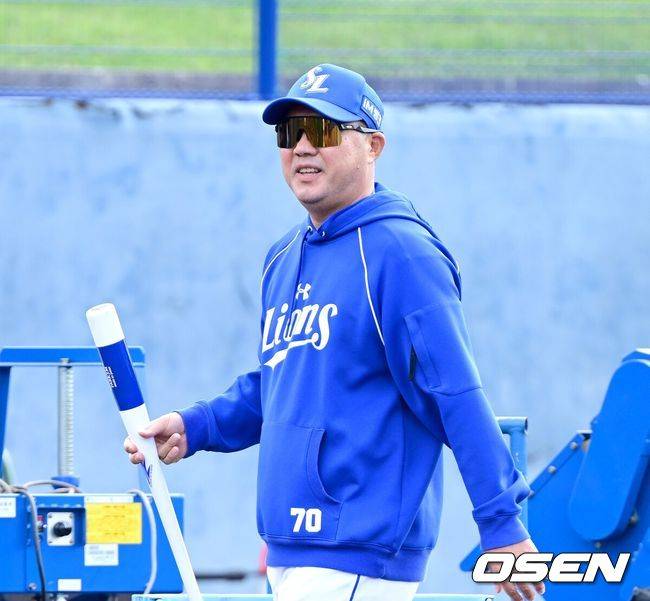 [OSEN=오키나와(일본), 최규한 기자] 프로야구 삼성 라이온즈가 1일 일본 오키나와 온나손 아카마구장에서 스프링 캠프를 차리고 구슬땀을 흘렸다.삼성은 오키나와 캠프에서 훈련 뿐 아니라 대표팀, 국내 팀들과 연습경기를 통해 전력을 가다듬을 예정이다. 삼성 박진만 감독이 발걸음을 옮기고 있다. 2026.03.01 / dreamer@osen.co.kr