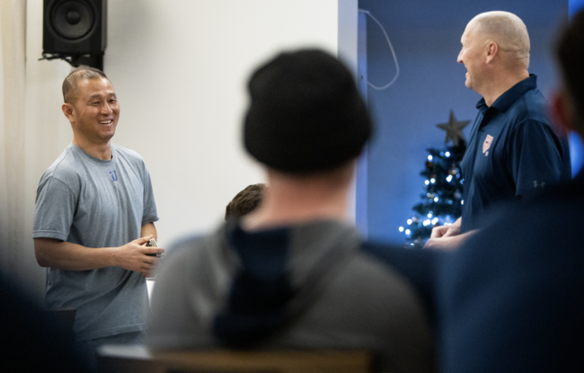 오승준 남원시리틀야구단 감독이 WBC 체코야구대표팀 파벨 하딤 감독과 대화하고 있다. /오승준 감독 제공