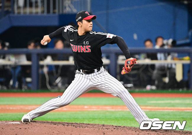 [OSEN=고척, 박준형 기자] 10일 오후 서울 고척스카이돔에서 ‘2025 신한 SOL BANK KBO리그’ 키움 히어로즈와 LG 트윈스의 경기가 진행됐다. 이날 키움은 하영민을, LG은 임찬규를 선발투수로 내세웠다. 9회말 LG 우강훈 투수가 역투하고 있다. 2025.04.10 / soul1014@osen.co.kr