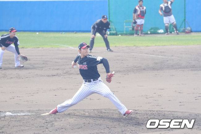 LG 트윈스 투수 우강훈이 5일 일본 오키나와현 아카마구장에서 열린 삼성 라이온즈와 연습경기에서 투구하고 있다. / LG 트윈스 제공