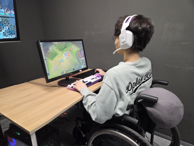 ▲권재혁 선수가 게임 연습을 시연하는 모습. ⓒ프레시안(박상혁)