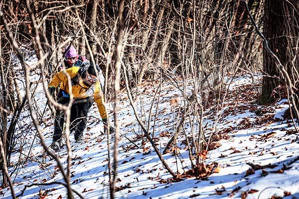 백패커들이 태화산 신갈나무와 소나무들이 녹지 않도록 품어준 소중한 눈을 따라 오르고 있다.