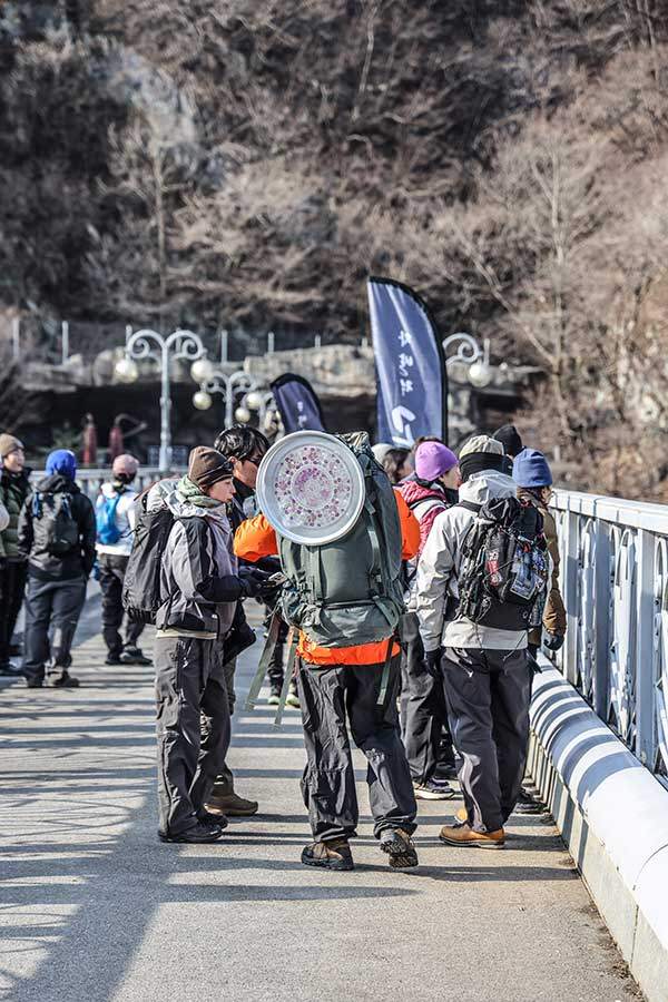 고씨굴교를 건너 태화산 들머리로 향하고 있다.