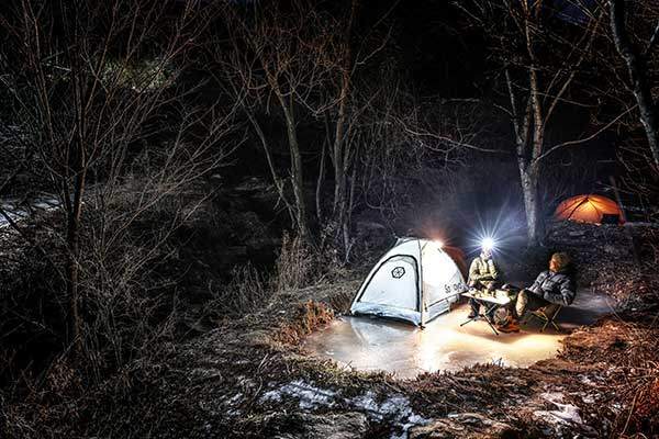 추보삼림에 있는 얼어붙은 연못에 백패커 임솔희, 홍왕기씨가 빙박을 시도했다. 빙박은 얼음이 꽝꽝 얼어붙은 한겨울에만 할 수 있다. 고요한 겨울의 자연을 오롯이 느낄 수 있어 인기가 높다.