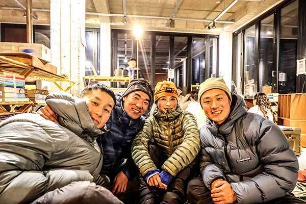 (왼쪽부터) 정동식, 안슬기, 임솔희, 홍왕기. 이들은 연못에서 빙박했다.