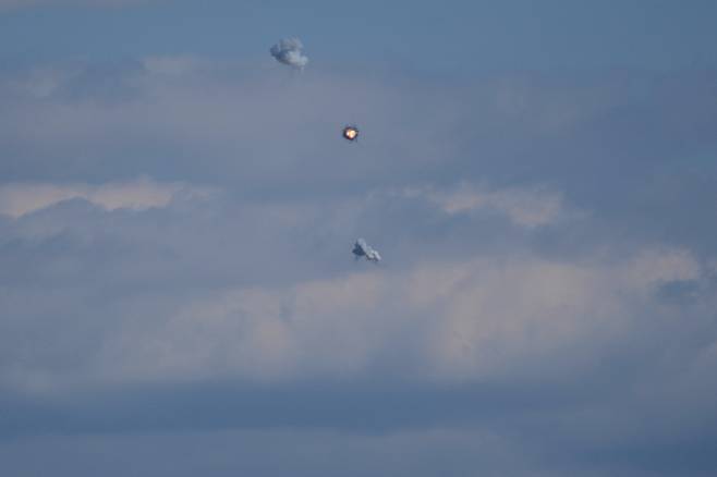 이스라엘 중부지역 상공에서 이스라엘 요격미사일이 이란 탄도미사일을 격추하고 있다. AP통신