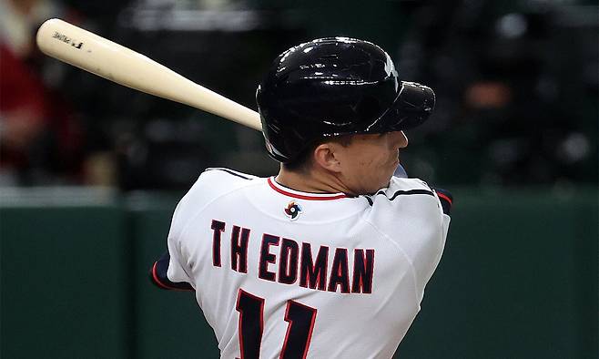 12일 오후 일본 도쿄돔에서 열린 2023 월드베이스볼클래식(WBC) B조 1라운드 체코와 대한민국의 경기, 대표팀 토미 현수 에드먼이 1회말 2사 만루에서 2타점 적시타를 치고 있다. 2023.3.12/뉴스1