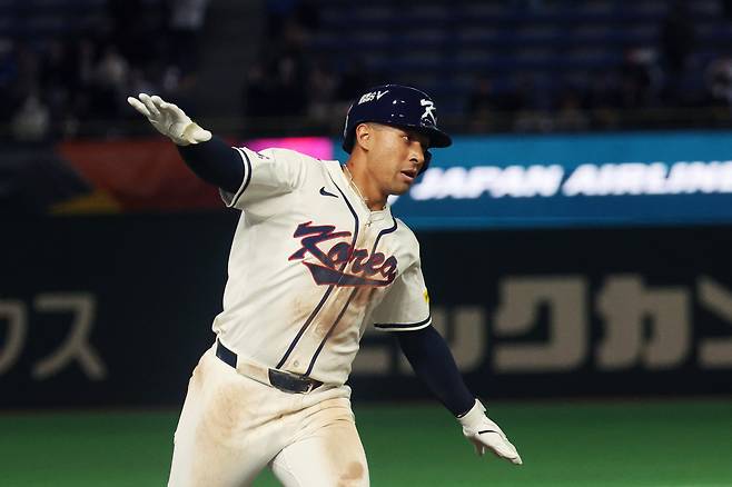 5일 일본 도쿄돔에서 열린 2026 월드베이스볼클래식(WBC) 조별리그 C조 1차전 한국과 체코의 경기 8회말 2사 한국 저마이 존스가 솔로 홈런을 친 뒤 자축하고 있다. 연합뉴스