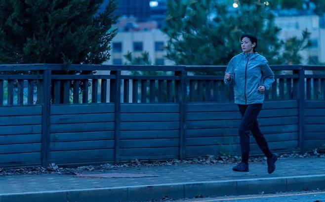 5kg 총을 들고 매일 질주하며 버틴 1만일. 디즈니+ ‘북극성’ 캡처