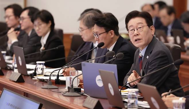 국무회의서 전남·광주통합법 등 통과 - 이재명 대통령이 5일 청와대에서 열린 임시 국무회의에서 발언하고 있다. 정부는 이날 전남광주통합특별시 설치 특별법과 지방자치법, 형법·법원조직법·헌법재판소법 개정안 공포안 등을 심의·의결했다. 뉴스1