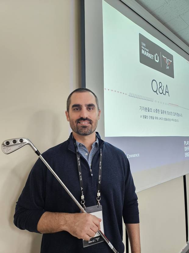 알렉스 바드 에델골프 대표가 6일 경기 성남의 골프존마켓 분당센터에서 자사 아이언을 들고 포즈를 취하고 있다.