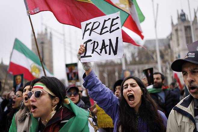 2026년 3월4일(현지 시각) 영국 런던 의회광장에서 이란 반정부 시위대와 망명 중인 이란 왕세자 레자 팔레비 지지자들이 이란 정권에 항의하는 시위를 벌이고 있다. ⓒEPA