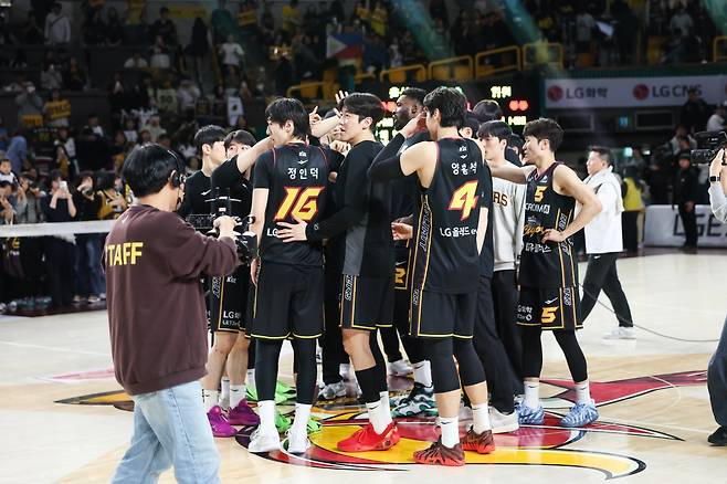 창원 LG 선수들이 6일 창원체육관에서 열린 현대모비스전에서 83-75 승리를 거둔 뒤 기뻐하고 있다. 사진제공ㅣKBL
