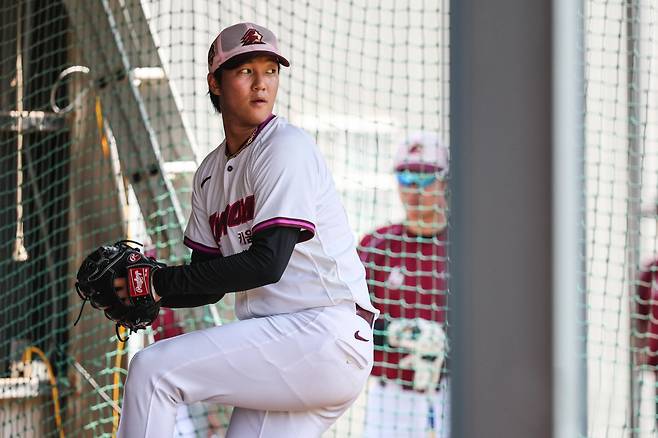 키움 안우진이 대만 스프링캠프지에서 하프 피칭을 하고 있다. 키움 히어로즈 제공