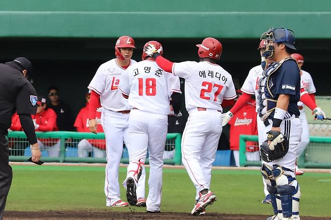SSG 고명준이 6일 일본 미야자키 산마린 스타디움에서 열린 두산과의 연습 경기에서 3점 홈런을 친 뒤 동료들의 축하를 받고 있다. SSG랜더스 제공