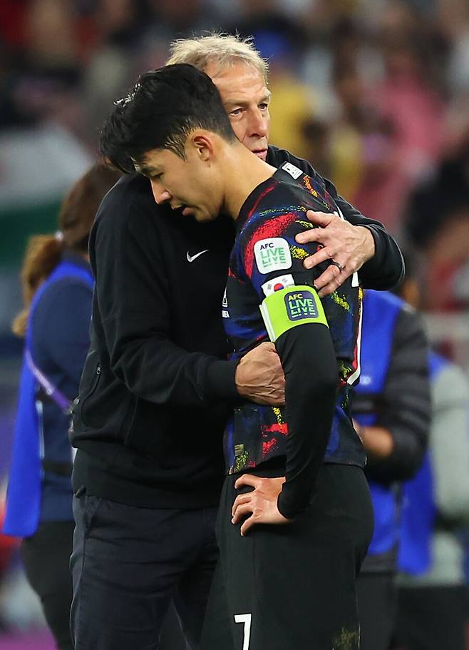 ▲ 대한축구협회는 2023년 초, 클린스만을 새로운 대표팀 감독으로 선임했다. 하지만 클린스만은 곧바로 재택근무 논란을 일으켰으며, 2023 카타르 아시안컵에서는 손흥민과 이강인 등 주축 선수들의 개인 능력에 의존하는 축구를 선보이며 빈축을 샀다. ⓒ연합뉴스