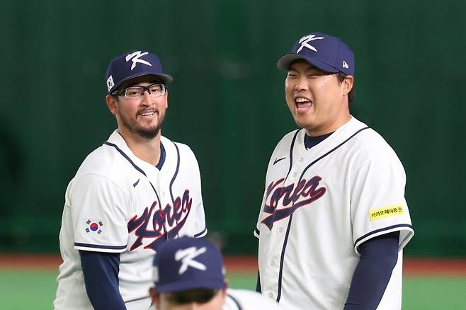 ▲ 한국계 대인 더닝과 류현진 ⓒ연합뉴스