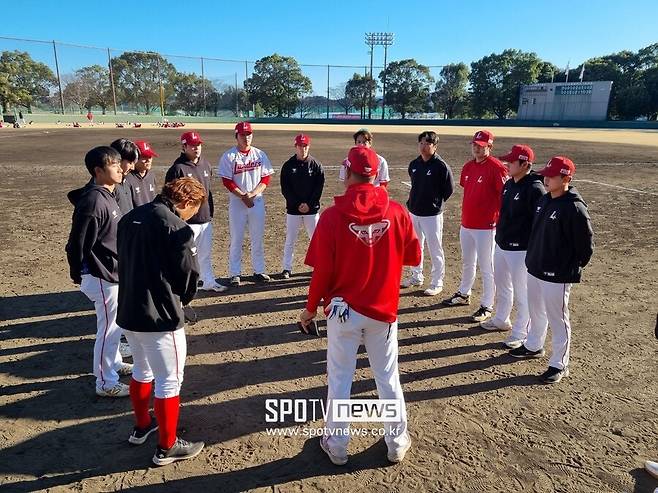 ▲ 봉중근 코치는 선수들에게 공격적인 승부를 강조하며 선수들의 심리 상태까지 면밀하게 체크하고 있다 ⓒ김태우 기자