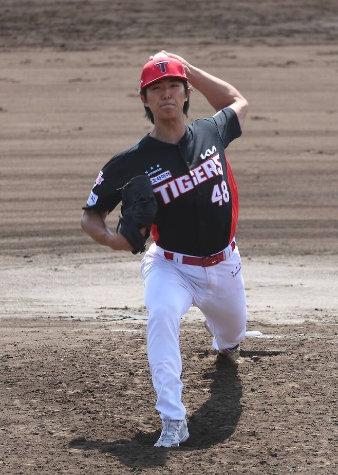 ▲ 1일 한화와 연습경기에서 1.1이닝 동안 4사구 4개를 내주며 고전한 이의리는 다른 모습과 함께 오키나와 연습 경기를 마쳤다 ⓒKIA타이거즈