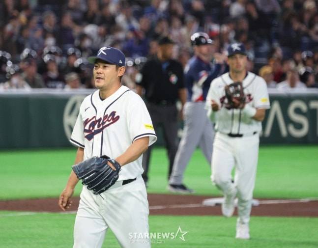 노경은(왼쪽)이 4회초를 무실점으로 잘 막은 뒤 더그아웃으로 향하고 있다.. /사진=강영조 선임기자