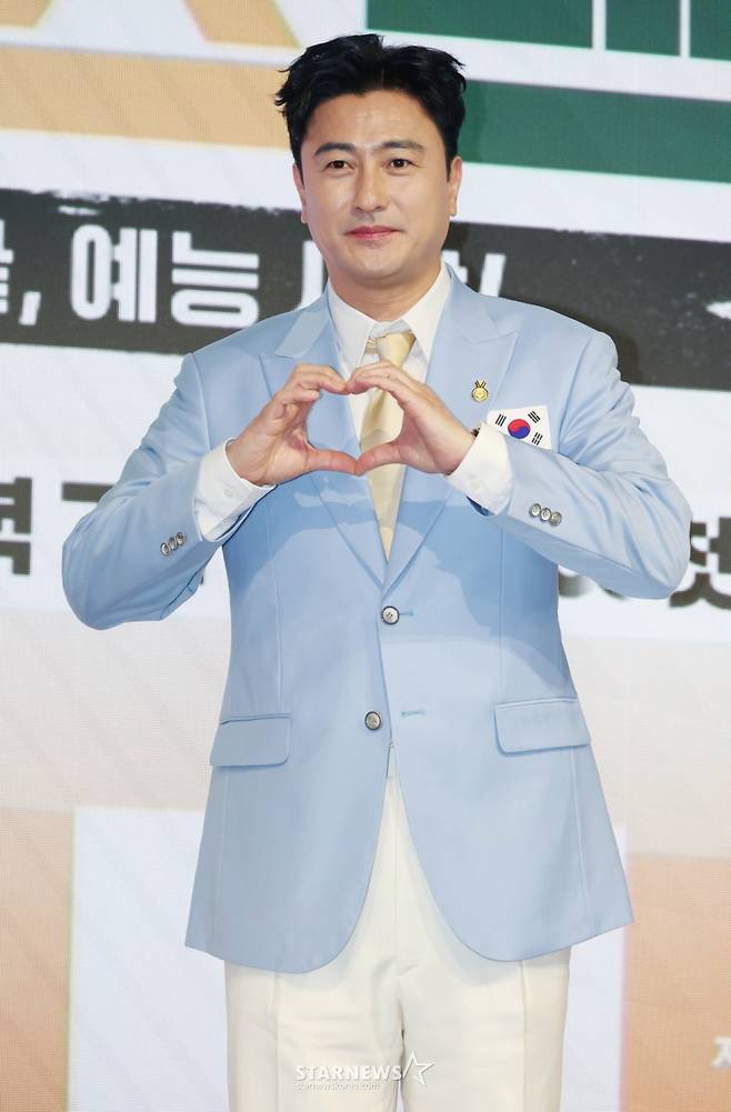 방송인 안정환이 14일 오후 서울 영등포구 페어몬트 앰배서더 호텔에서 진행된 JTBC 예능 '예스맨' 제작발표회에 참석해 포즈를 취하고 있다. /2026.01.14 /사진=이동훈 photoguy@